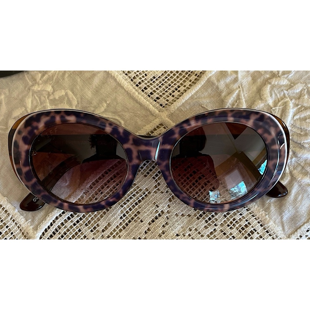 Diff Eyewear Olivia Tortoiseshell Oval Sunglasses… - image 1
